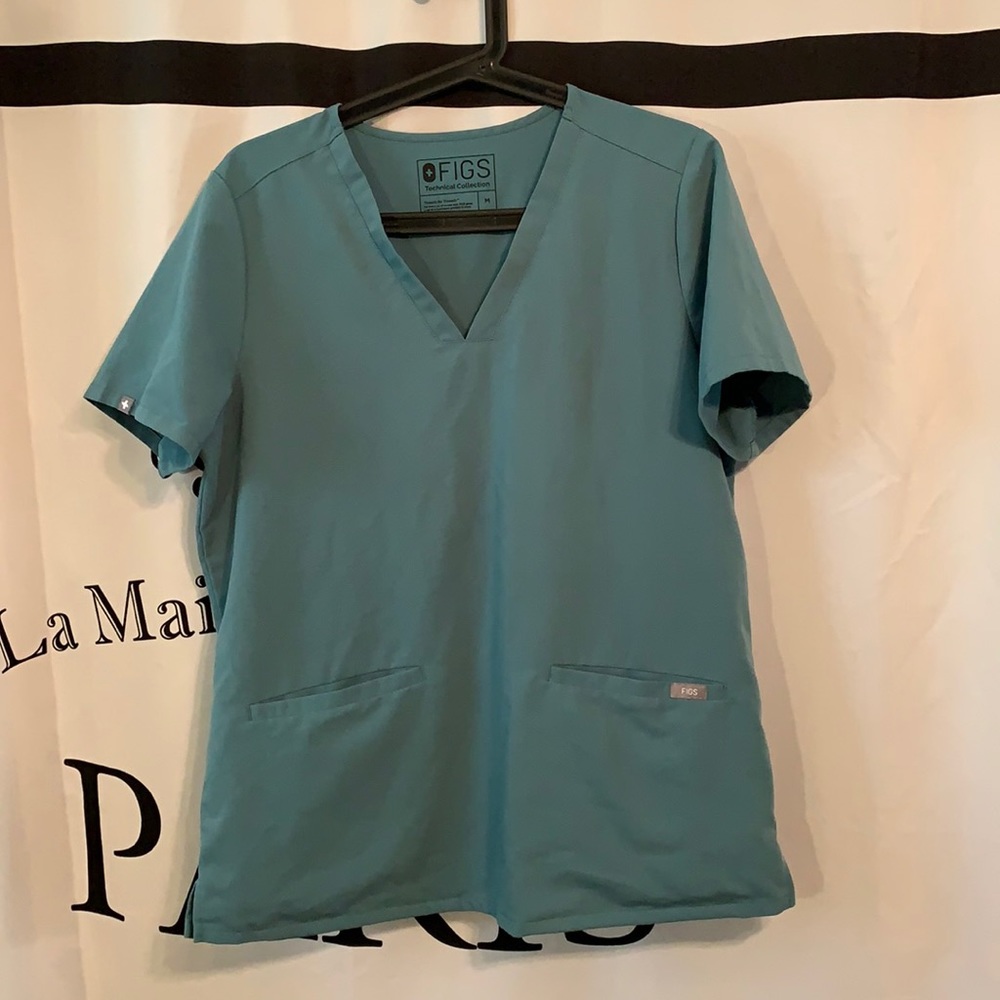 FIGS SCRUB TOP SIZE MEDIUM PO# 1367